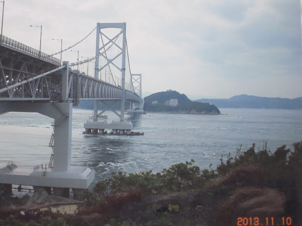 大鳴門橋横から淡路島を望む