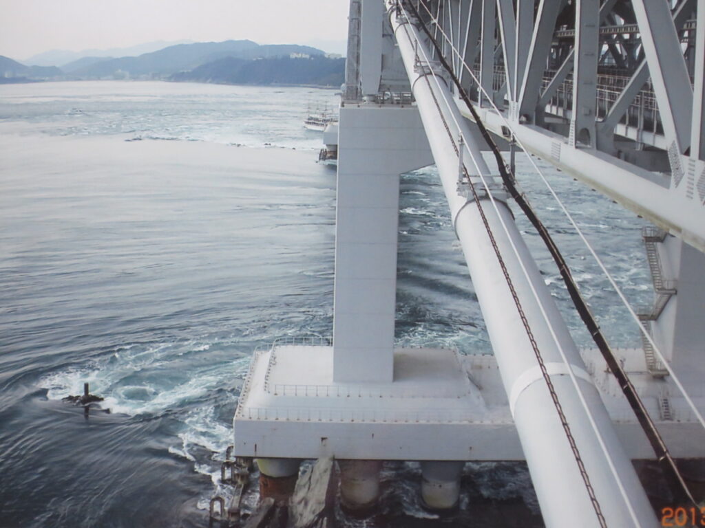 大鳴門橋横から淡路島を望む (2)
