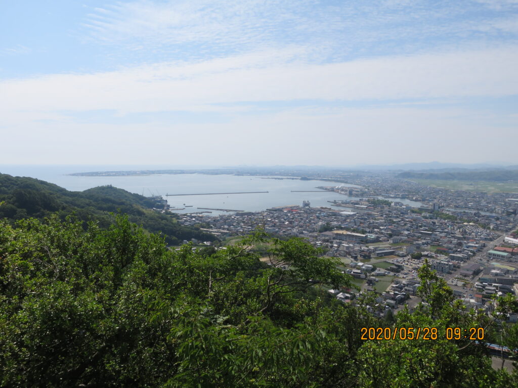 日峯山から小松島湾と小松島市内を臨む